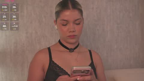 Snapshot of alisa_roldan chatting on July 10, 1:25 pm online show from July 10, 1:25 pm