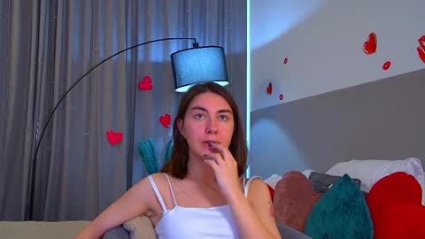 Snapshot of alisaalarie chatting on June 5, 7:03 am Alisa online show from June 5, 7:03 am