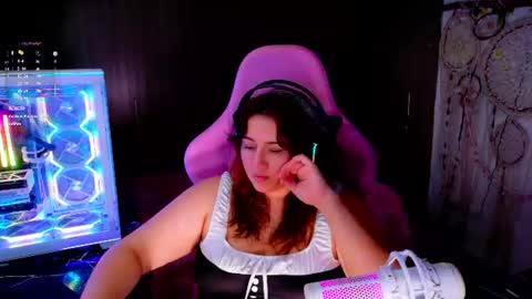 Snapshot of alison_gamer chatting on July 4, 4:46 pm Alison online show from July 4, 4:46 pm