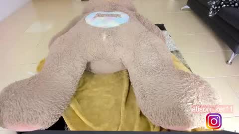 Snapshot of alison_ker chatting on December 19, 7:18 pm Sofias house online show from December 19, 7:18 pm