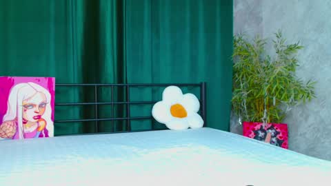 Snapshot of alison_moonlight chatting on April 2, 10:29 pm Alison online show from April 2, 10:29 pm