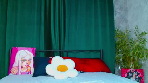 Snapshot of alison_moonlight chatting on April 3, 9:02 pm Alison online show from April 3, 9:02 pm