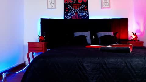 Snapshot of alisse_moore chatting on May 11, 12:22 pm Alisse online show from May 11, 12:22 pm