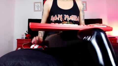 Snapshot of alisse_moore chatting on May 23, 12:31 pm Alisse online show from May 23, 12:31 pm