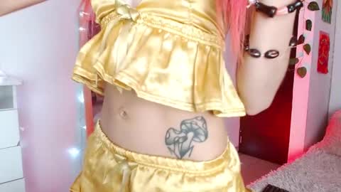 Snapshot of alissesallie_ chatting on December 6, 5:53 am alissesallie_ online show from December 6, 5:53 am