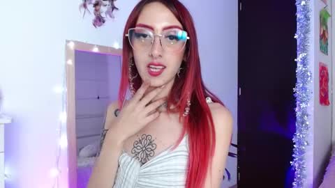 Snapshot of alissesallie_ chatting on December 20, 1:36 am alissesallie_ online show from December 20, 1:36 am