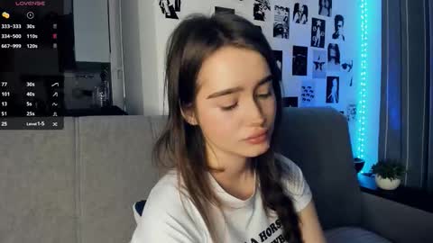 Snapshot of alivialovely chatting on November 25, 9:31 am Alivia online show from November 25, 9:31 am