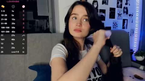 Snapshot of alivialovely chatting on December 2, 9:47 am Alivia online show from December 2, 9:47 am