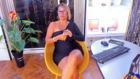 Snapshot of alixlong chatting on January 25, 9:47 am Alix online show from January 25, 9:47 am