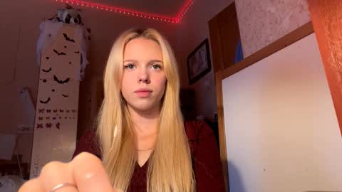 Snapshot of allegralenherr chatting on November 3, 9:43 am Lina online show from November 3, 9:43 am