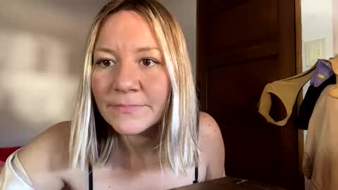 Snapshot of allisonlove2 chatting on April 29, 5:30 pm allisonlove2 online show from April 29, 5:30 pm