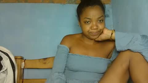 Snapshot of allizida01 chatting on February 10, 6:45 pm allizida01 online show from February 10, 6:45 pm