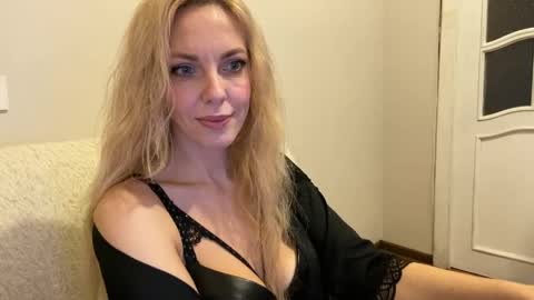 Snapshot of allmaybe chatting on May 27, 4:26 pm Nika online show from May 27, 4:26 pm