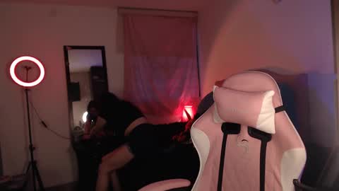 Snapshot of ally_donfort chatting on February 11, 11:12 pm Ally online show from February 11, 11:12 pm