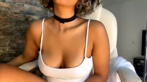 ally_summer online show from December 9, 4:37 pm