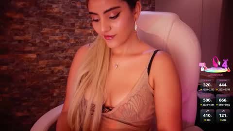 Snapshot of ally_summer chatting on January 11, 1:32 am ally_summer online show from January 11, 1:32 am