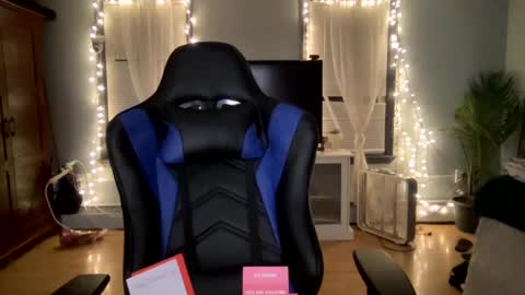 Snapshot of allyanalangel chatting on February 15, 6:02 am allyanalangel online show from February 15, 6:02 am