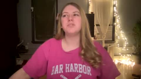 Snapshot of allyanalangel chatting on February 20, 1:14 am allyanalangel online show from February 20, 1:14 am