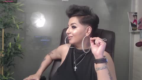 Snapshot of allyiah chatting on December 23, 1:18 am online show from December 23, 1:18 am