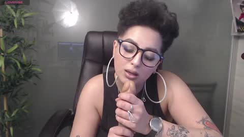 Snapshot of allyiah chatting on January 3, 10:29 pm online show from January 3, 10:29 pm