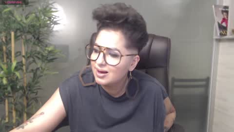 Snapshot of allyiah chatting on January 11, 1:37 am online show from January 11, 1:37 am