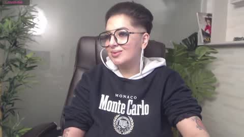 Snapshot of allyiah chatting on January 12, 1:32 am online show from January 12, 1:32 am