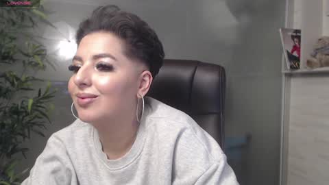 Snapshot of allyiah chatting on January 16, 12:23 am online show from January 16, 12:23 am