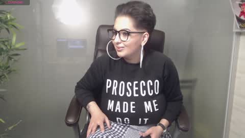 Snapshot of allyiah chatting on January 23, 10:22 pm online show from January 23, 10:22 pm