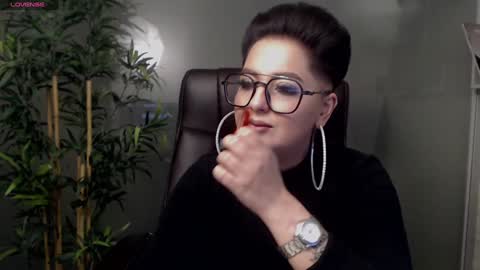 Snapshot of allyiah chatting on January 29, 1:16 am online show from January 29, 1:16 am