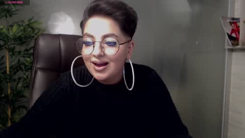 Snapshot of allyiah chatting on February 2, 1:23 am online show from February 2, 1:23 am