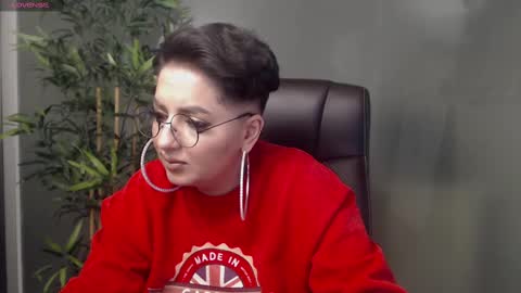 Snapshot of allyiah chatting on February 15, 1:53 am online show from February 15, 1:53 am