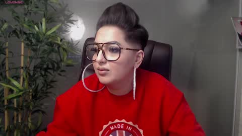 Snapshot of allyiah chatting on February 18, 12:15 am online show from February 18, 12:15 am