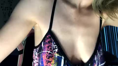 Snapshot of allyoursss1212 chatting on October 4, 3:21 pm Ally Girl In Her Ally World online show from October 4, 3:21 pm