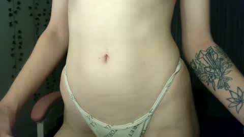 Snapshot of allyoursss1212 chatting on December 17, 4:18 am Ally Girl In Her Ally World online show from December 17, 4:18 am