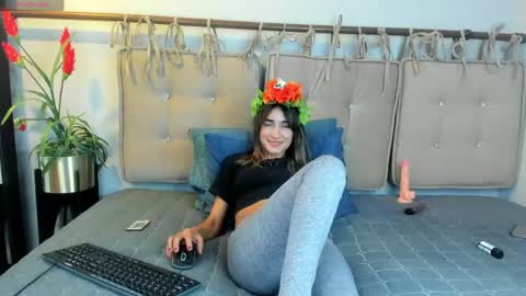 alma_rose_ online show from April 30, 8:26 pm