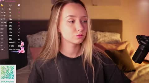 Snapshot of alodiaacomb chatting on December 2, 3:23 am Lia online show from December 2, 3:23 am