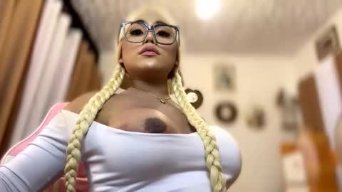 Snapshot of alodiacums chatting on November 27, 12:35 am alodia x princess online show from November 27, 12:35 am