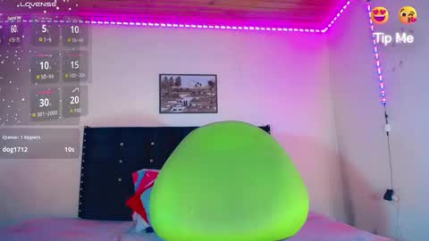 alondragill_ online show from March 12, 5:46 am