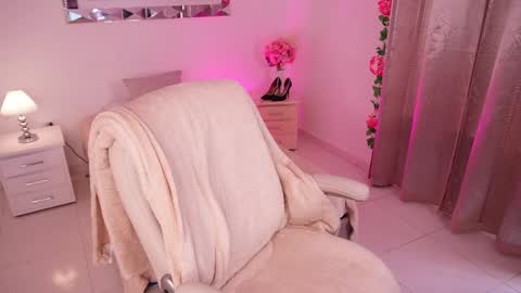 Snapshot of alondrraparrow chatting on February 18, 8:03 pm Alondra online show from February 18, 8:03 pm