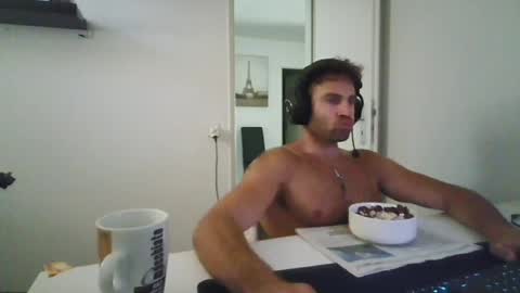 Snapshot of alphah_hunk chatting on June 24, 10:14 am alphah_hunk online show from June 24, 10:14 am