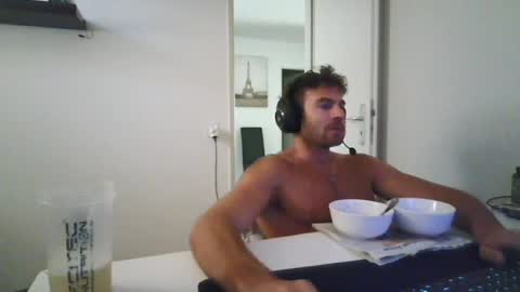 Snapshot of alphah_hunk chatting on June 26, 10:30 am alphah_hunk online show from June 26, 10:30 am
