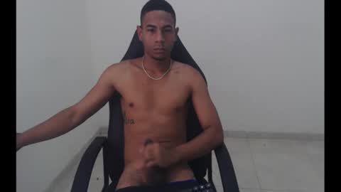 alphas_latins online show from April 2, 8:06 pm