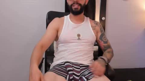 Snapshot of alukardbig chatting on November 13, 1:32 pm alukardbig online show from November 13, 1:32 pm