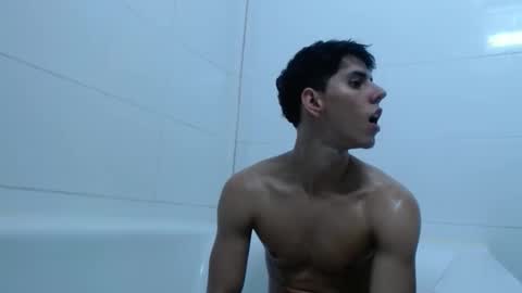 Snapshot of alvarodancer chatting on November 7, 10:26 am alvarodancer online show from November 7, 10:26 am