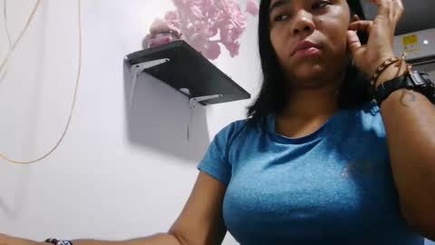 analia online show from December 18, 5:24 am