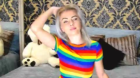 Snapshot of alyblonde chatting on February 20, 10:37 am aly online show from February 20, 10:37 am