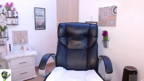 Snapshot of amalia_brunette chatting on December 15, 2:30 am AMALIA online show from December 15, 2:30 am