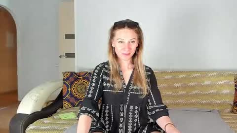 Snapshot of amalia_mio chatting on June 3, 8:28 am Amalia online show from June 3, 8:28 am