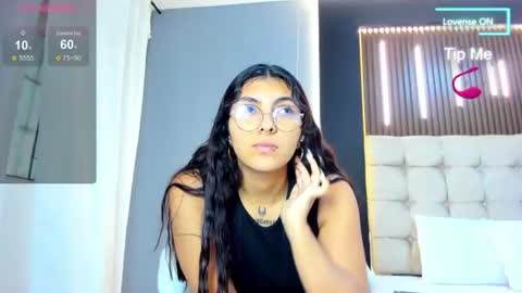 Snapshot of amara_lune chatting on June 18, 2:21 pm online show from June 18, 2:21 pm