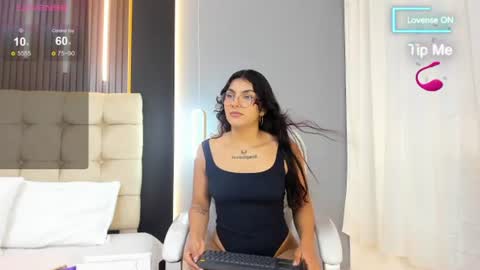Snapshot of amara_lune chatting on June 19, 2:32 pm online show from June 19, 2:32 pm